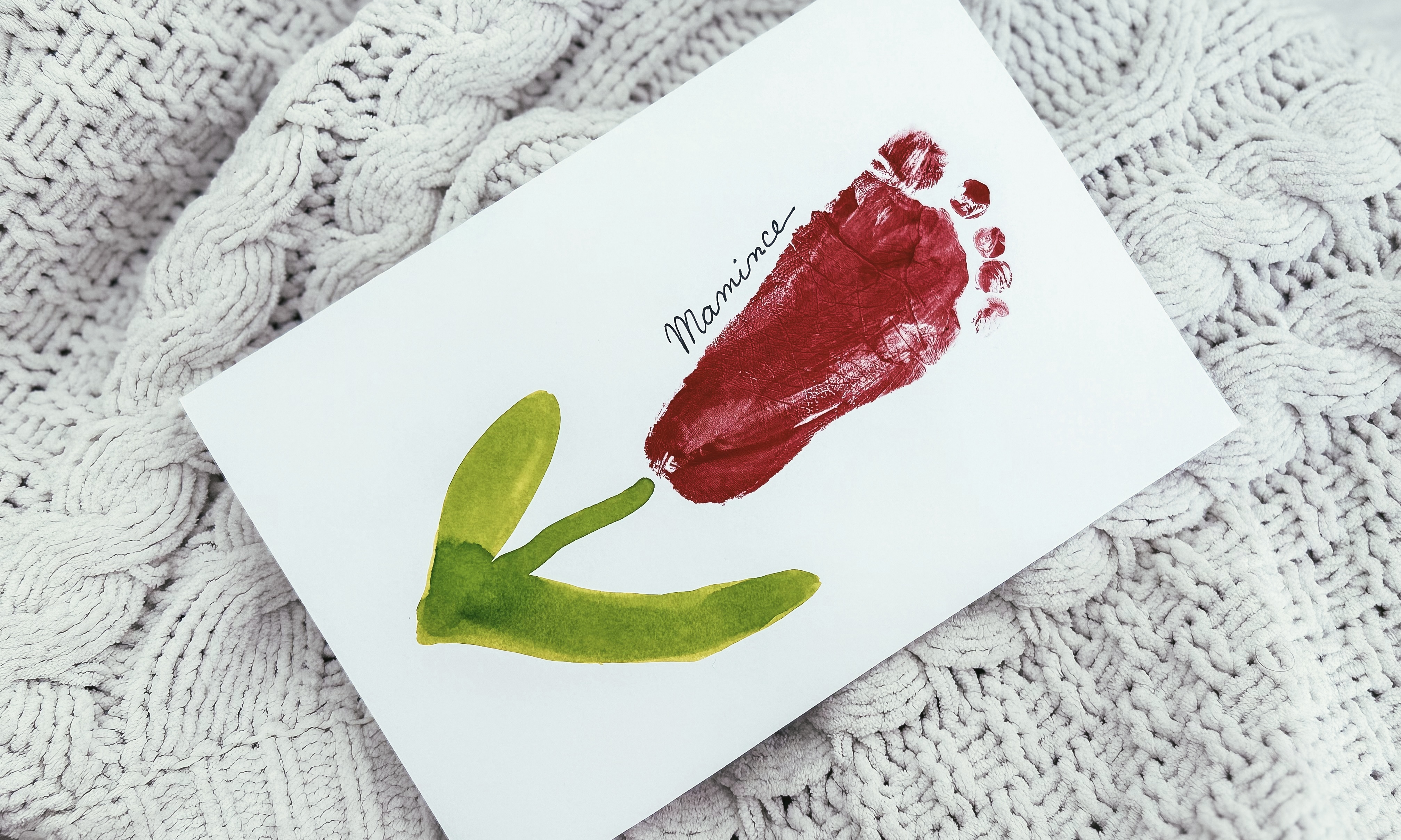Papírové přání pro maminku s tulipánem vytvořené pomocí otisku dětské nohy